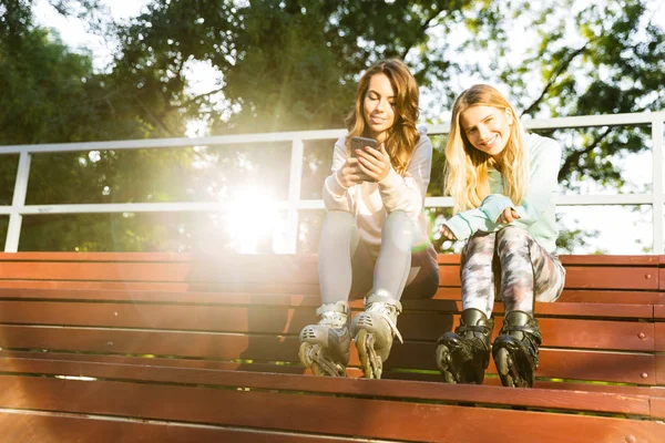 Dos Niñas Alegres Patines Que Pasan Tiempo Parque Patinaje Descansando —  Fotos de Stock