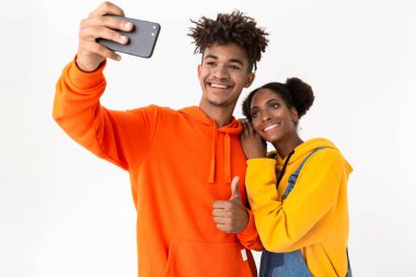 Bir selfie alarak, beyaz arka plan üzerinde izole genç Afrikalı çift gülümseyen iki portresi