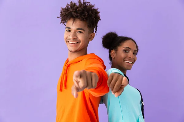 Photo Couple Afro Américain Souriant Vêtu Vêtements Colorés Pointant Doigt — Photo