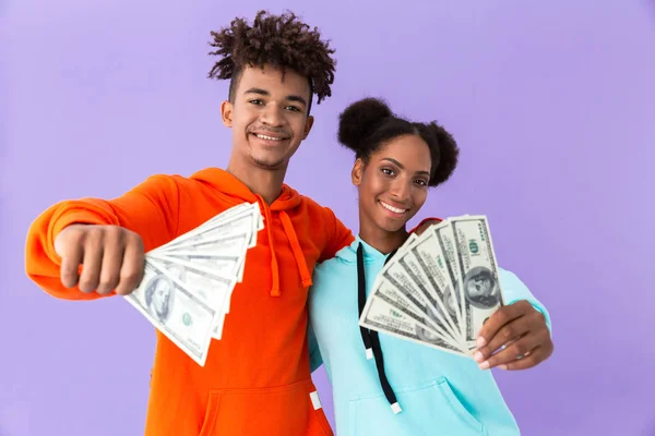 Foto Casal Afro Americano Sorridente Roupas Coloridas Segurando Fãs Dinheiro — Fotografia de Stock