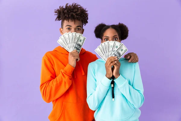 Foto Casal Americano Africano Encantado Roupas Coloridas Segurando Fãs Dinheiro — Fotografia de Stock