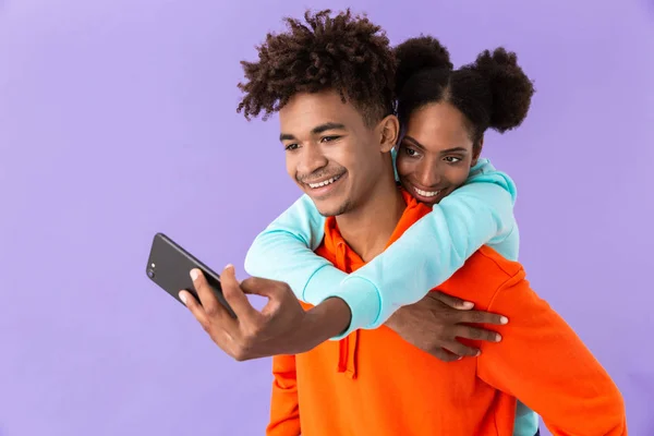 Foto Bruna Afroamericana Che Prende Selfie Mentre Abbraccia Bell Uomo — Foto Stock