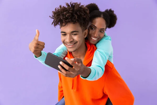 Foto Van Vrolijke African American Vrouw Selfie Nemen Terwijl Haar — Stockfoto