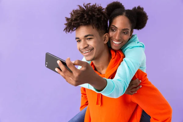 Foto Gioiosa Donna Afroamericana Che Prende Selfie Mentre Abbraccia Ragazzo — Foto Stock