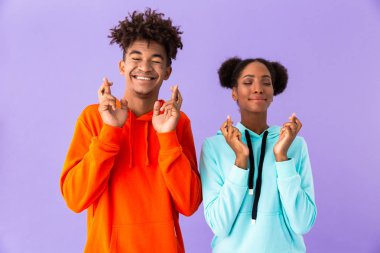 Fotoğraf genç Afro-Amerikan adam ve kız parmak ile birlikte ayakta izole mor arka plan üzerinde çarpı işareti