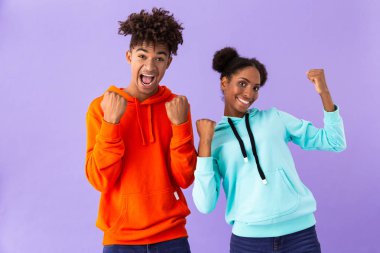 Gülümseyen ve menekşe arka plan üzerinde izole yumruk kenetlenmesi Afro-Amerikan çift fotoğrafı