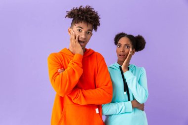 Şok Afro-Amerikan ve çığlık ve menekşe arka plan üzerinde izole yüz dokunmadan kız fotoğrafı