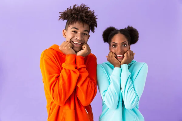 若いアフリカ系アメリカ人の男と女の子笑顔と紫色の背景に分離された頬に触れるの写真 — ストック写真
