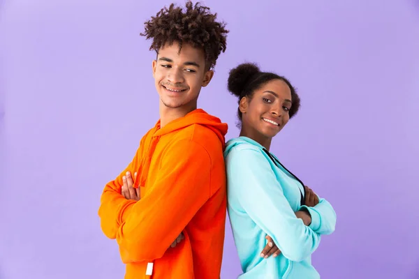 Neşeli Afro Amerikan Çift Renkli Giysiler Izole Mor Arka Plan — Stok fotoğraf