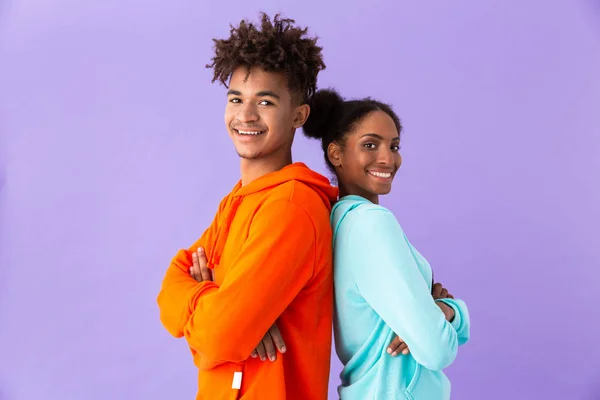 Foto Van Prachtige Afrikaanse Amerikaanse Echtpaar Kleurrijke Kleding Glimlachen Terwijl — Stockfoto