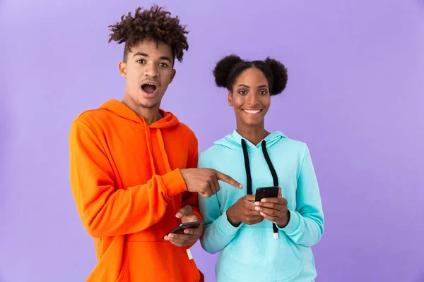 Foto Van Afro Amerikaanse Broer Zus Dragen Kleurrijke Sweatshirts Met — Stockfoto