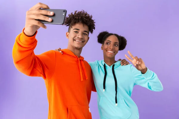 Boldog Afro Amerikai Házaspár Rajta Színes Pulóverek Figyelembe Selfie Smartphone — Stock Fotó