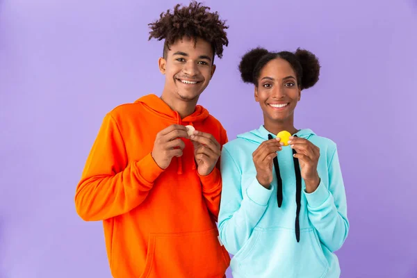 Foto Van Teenage Afro Amerikaanse Jongen Meisje Houden Macaroon Koekjes — Stockfoto