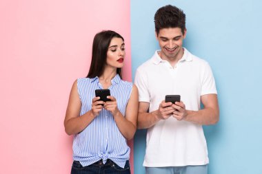 Görüntü olumlu insan ve renkli arka plan üzerinde birlikte izole akıllı telefonlar kullanan kadın