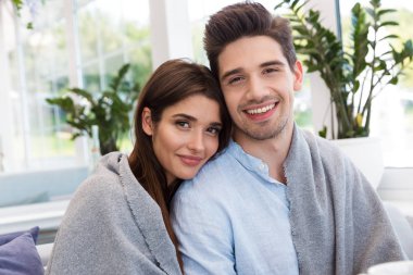 İnanılmaz genç sevgi dolu çift birbirleriyle sarılma kafede oturan.