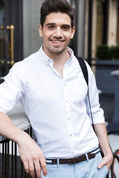 Hombre Negocios Sonriente Vestido Con Camisa Pie Aire Libre Calle —  Fotos de Stock