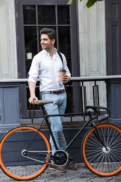 Empresário Sorridente Vestido Camisa Com Uma Bicicleta Livre Rua Cidade — Fotografia de Stock