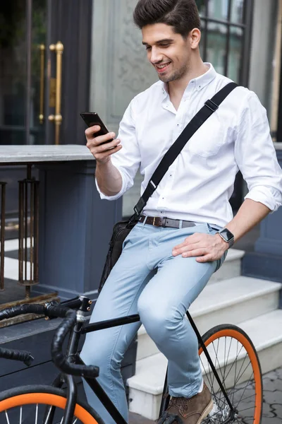 Uśmiechający Się Biznesmen Ubrany Koszulę Siedząc Rowerze Świeżym Powietrzu Przy — Zdjęcie stockowe