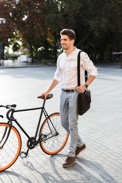 Empresário Feliz Vestido Camisa Andando Com Uma Bicicleta Livre Rua — Fotografia de Stock