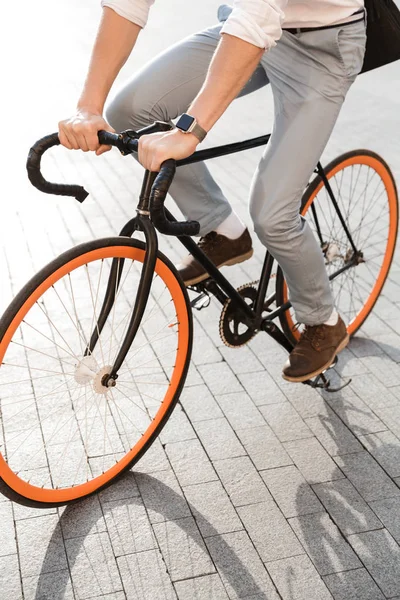 Foto Europeiska Mannen 30S Bär Formella Kläder Ridning Cykel Gata — Stockfoto