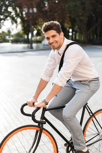 Empresário Alegre Vestido Camisa Andando Bicicleta Livre Rua Cidade Carregando — Fotografia de Stock