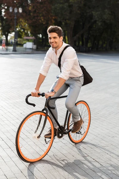 Foto Homem Atraente Anos Vestindo Roupas Formais Andando Bicicleta Rua — Fotografia de Stock