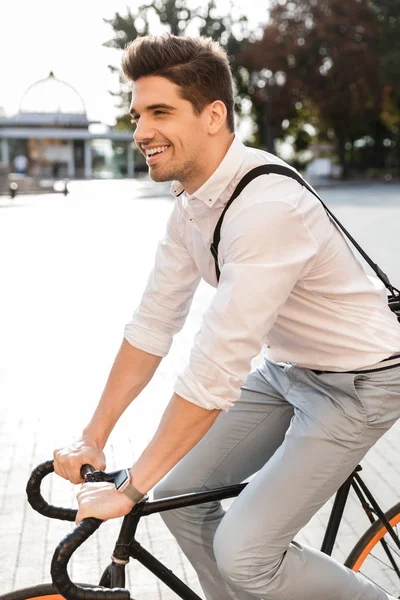 ハンサムな男性 代身に着けている正式な服の街で自転車に乗っての写真 — ストック写真