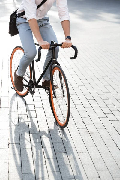 ハンサムな男性 代身に着けている正式な服の街で自転車に乗っての写真 — ストック写真