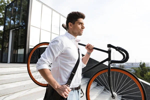 Empresário Sério Vestido Camisa Carregando Uma Bicicleta Livre Rua Cidade — Fotografia de Stock