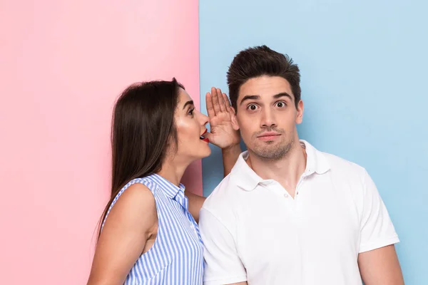 Retrato Una Mujer Caucásica Susurrando Chismes Secretos Interesantes Hombre Curioso — Foto de Stock