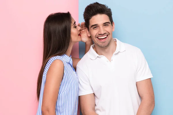 Portret Van Gelukkige Vrouw Fluisteren Geheime Interessante Roddel Knappe Man — Stockfoto