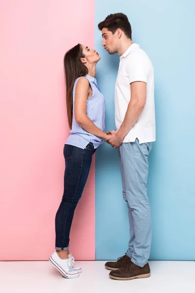 Εικόνα Πλήρους Μήκους Καυκάσιος Άνδρα Και Γυναίκας 20S Φιλιά Απομονωθεί — Φωτογραφία Αρχείου