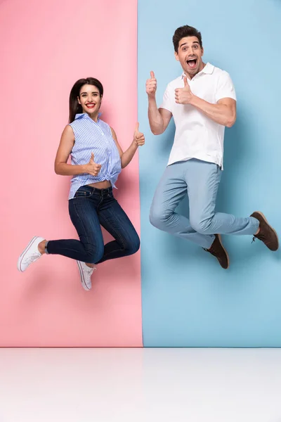 Imagen Completa Hombre Mujer Alegres Ropa Casual Saltando Sonriendo Juntos — Foto de Stock