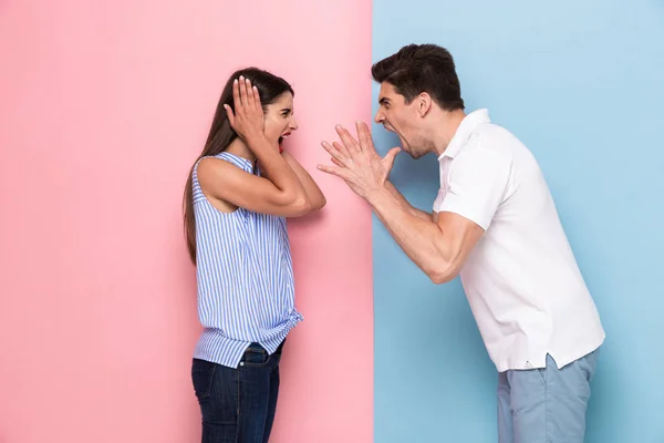 Photo Furious Man Woman Casual Clothes Screaming Each Other Standing — Stock Photo, Image