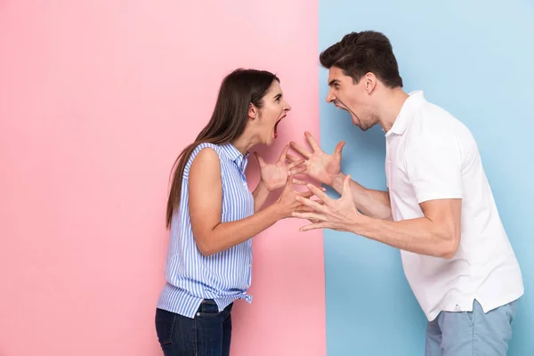 Photo Angry Man Woman Casual Clothes Screaming Each Other Standing — Stock Photo, Image