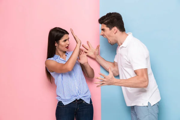 Photo Irritated Man Casual Clothes Screaming Woman Standing Face Face — Stock Photo, Image