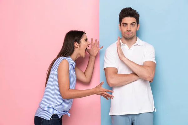 Foto Šílené Ženy Neformálním Oblečení Řvát Muž Stojící Tváří Face0 — Stock fotografie