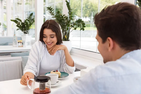 Imagen Pareja Amorosa Joven Increíble Sentada Cafetería Comer Postres Beber — Foto de Stock