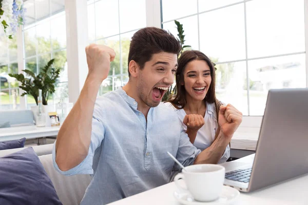 Immagine Sorprendente Eccitato Giovane Coppia Amorevole Seduto Caffè Con Computer — Foto Stock