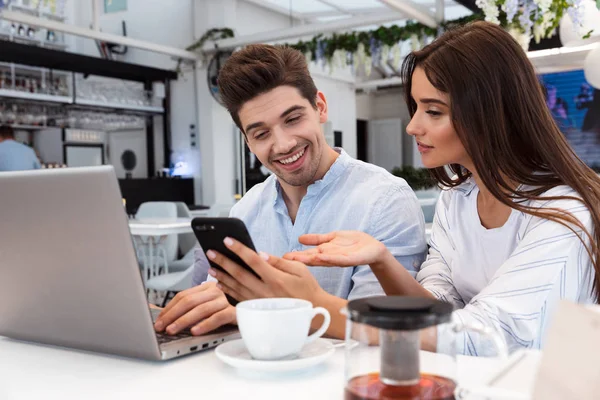 Imagen Pareja Amorosa Joven Increíble Sentada Cafetería Usando Computadora Portátil — Foto de Stock