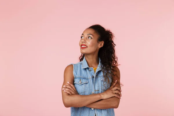 Immagine Bella Giovane Donna Posa Isolata Sfondo Rosa Parete Guardando — Foto Stock