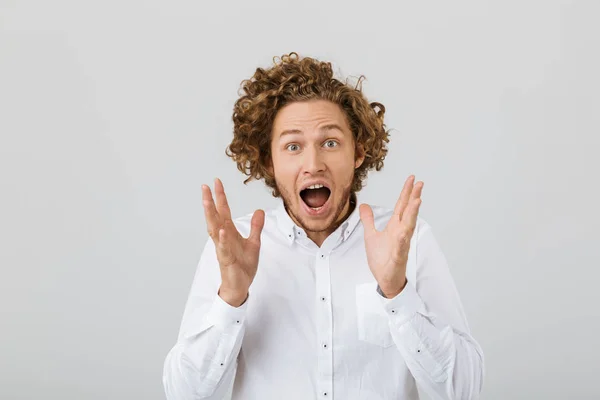 Portrait Jeune Homme Surpris Aux Cheveux Bouclés Isolés Sur Fond — Photo