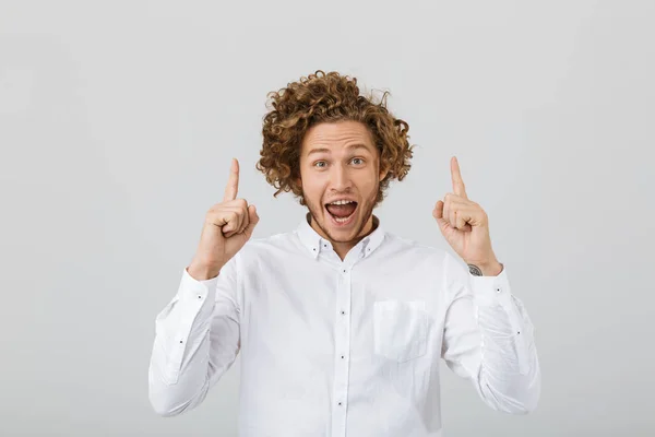 Portrait Jeune Homme Joyeux Aux Cheveux Bouclés Isolés Sur Fond — Photo