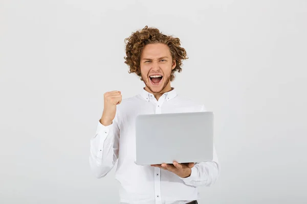 Retrato Jovem Alegre Vestindo Camisa Isolado Sobre Fundo Cinza Segurando — Fotografia de Stock