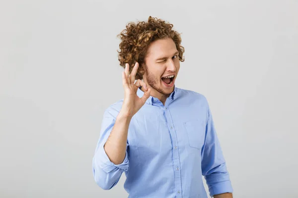 Portrait Jeune Homme Joyeux Aux Cheveux Bouclés Isolés Sur Fond — Photo