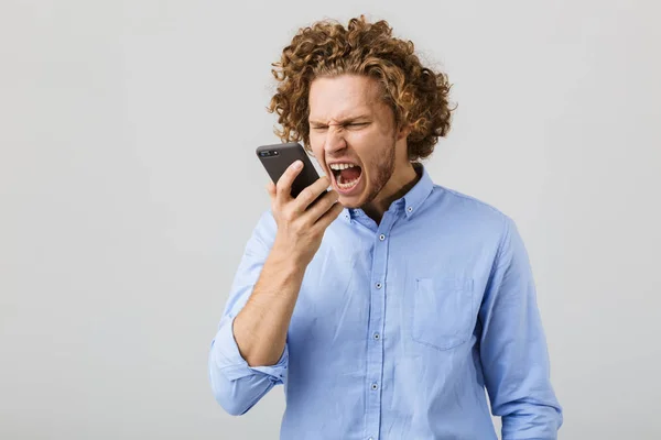 Portrait Jeune Homme Colère Aux Cheveux Bouclés Isolés Sur Fond — Photo