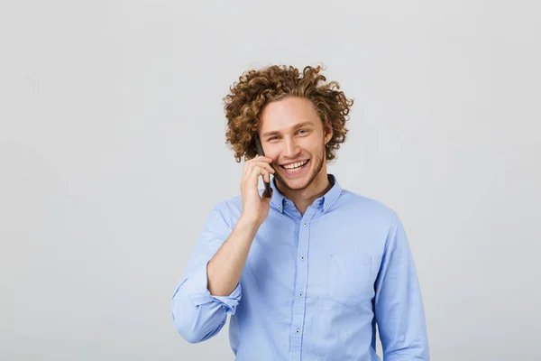 Portrait Jeune Homme Heureux Aux Cheveux Bouclés Isolé Sur Fond — Photo