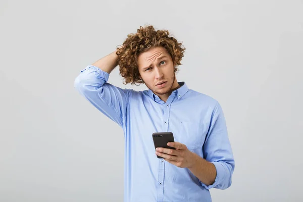 Retrato Joven Confuso Pensativo Con Pelo Rizado Aislado Sobre Fondo — Foto de Stock