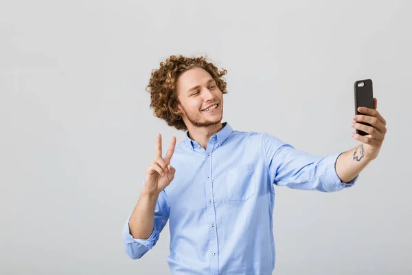 Retrato Joven Feliz Con Pelo Rizado Aislado Sobre Fondo Blanco — Foto de Stock