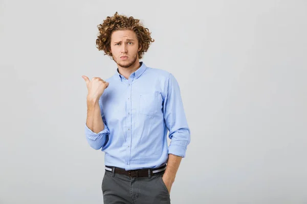 Portret Van Een Knappe Jongeman Shirt Staande Geïsoleerd Grijze Achtergrond — Stockfoto